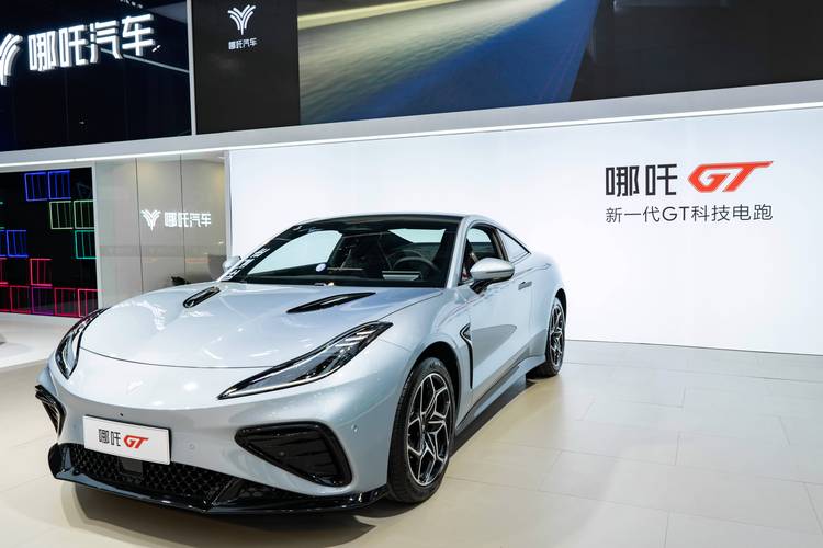 深圳94哪吒汽车在智能汽车领域的表现，领途汽车在新能源汽车市场中的影响力